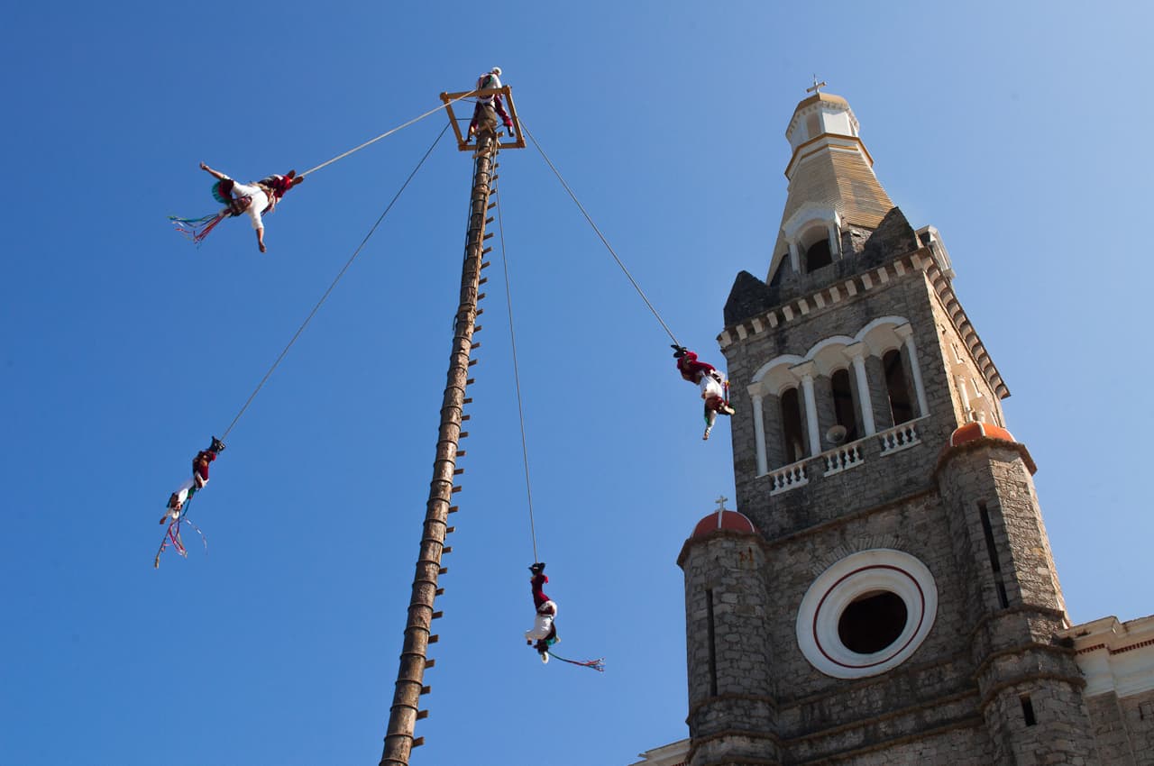 Voladores in front of the Parish of San Francisco